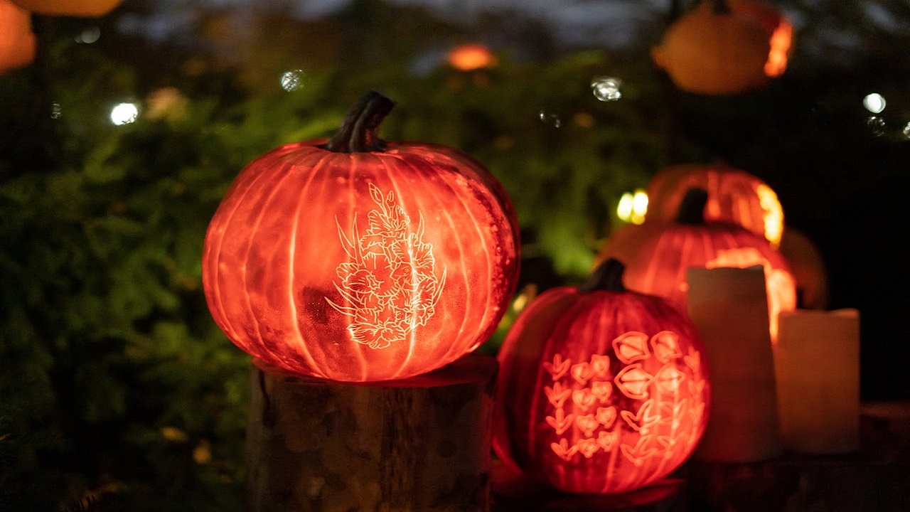 Light pumpkin-scented candles