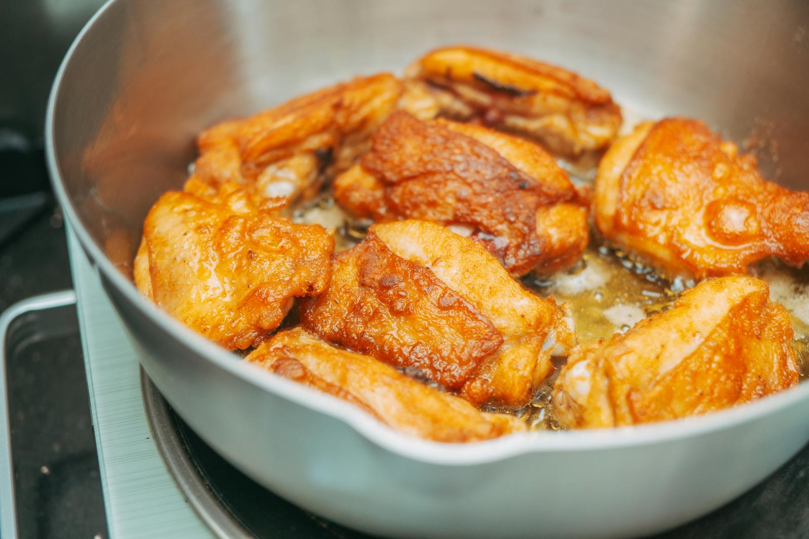 The Retro Cooking Oil We Keep Seeing in Stores makes chicken so much better