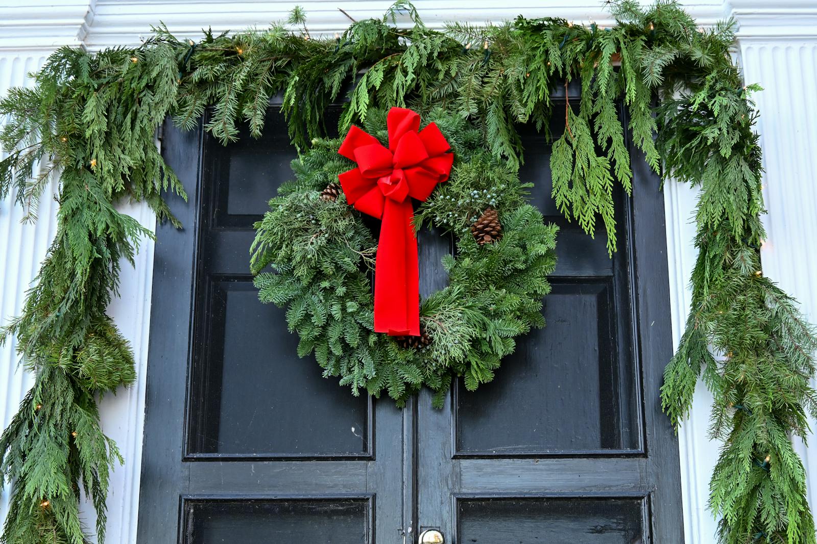 9 Christmas Entryway Ideas That Feel Warm (Not Crowded)