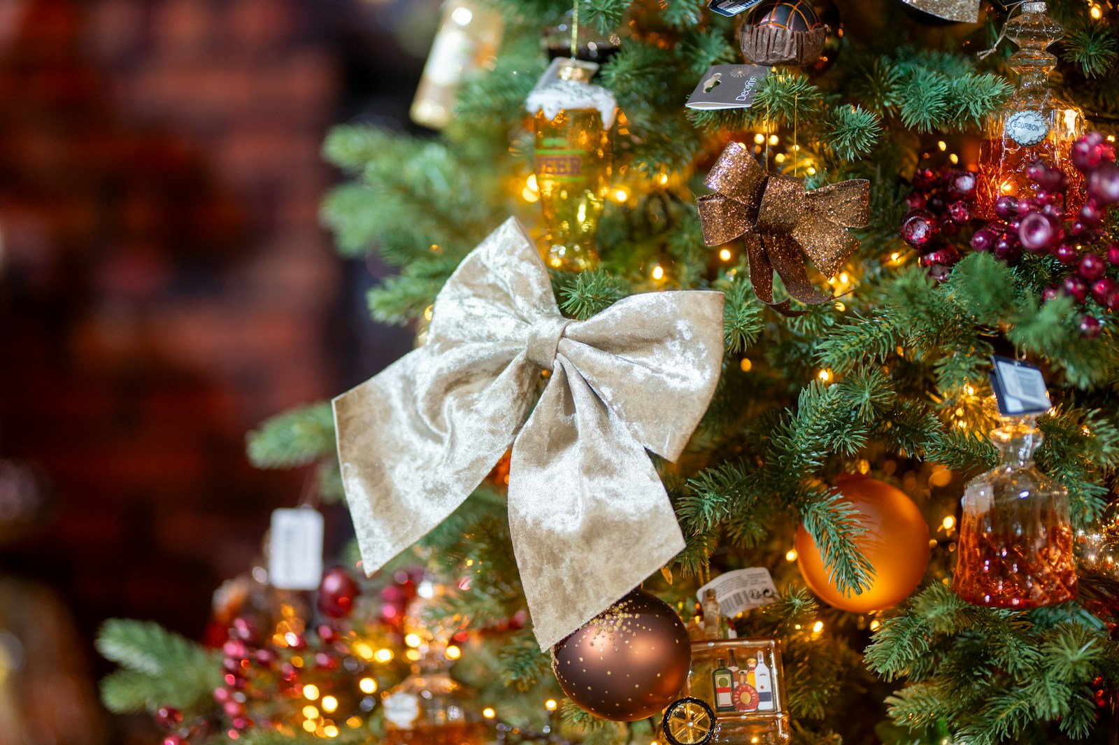 Skip New Ornaments: This Vintage Christmas Tree Trend Is Taking Over in 2025