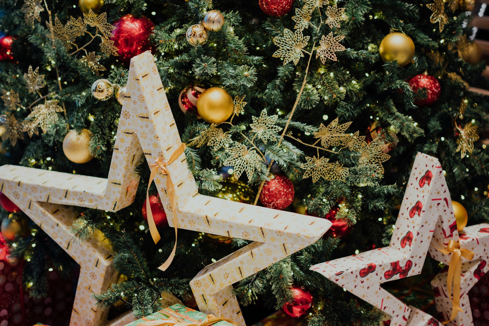 6 Christmas Decorations People Rethink Throwing Away Every Year