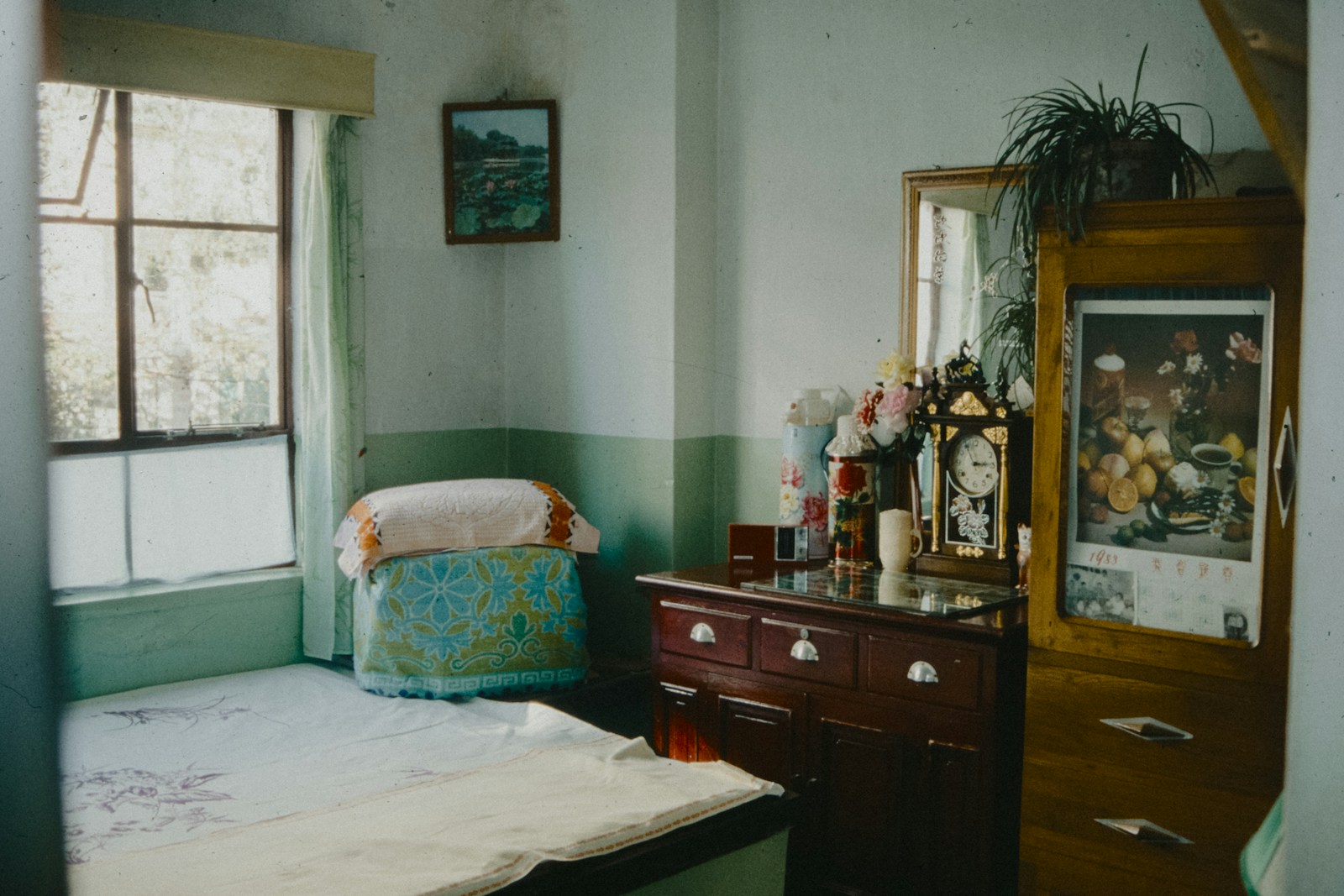 12 Retro Bedrooms People Can’t Stop Copying Right Now