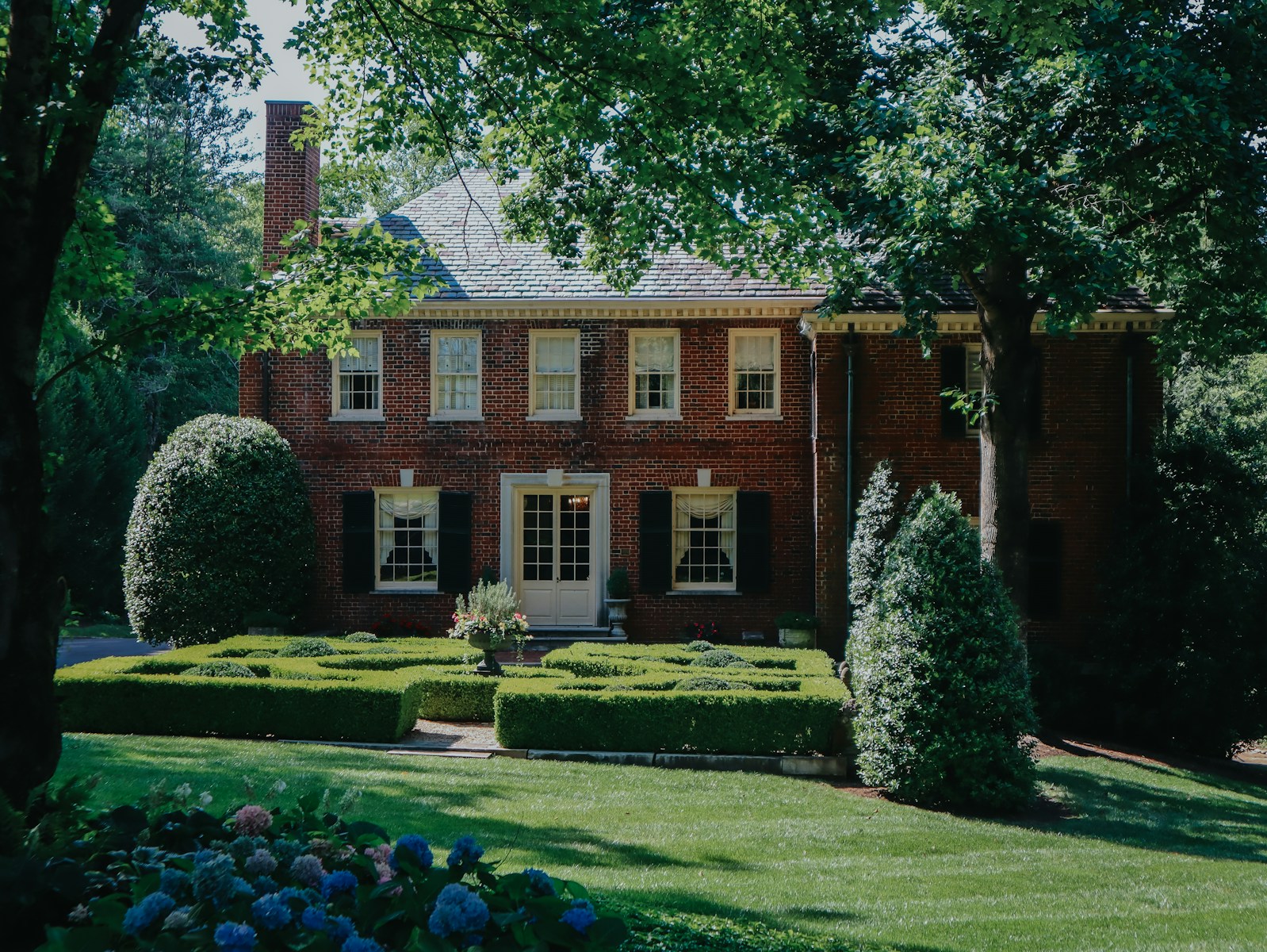 The Old-Money Decor Trend Celebrities Are Quietly Embracing