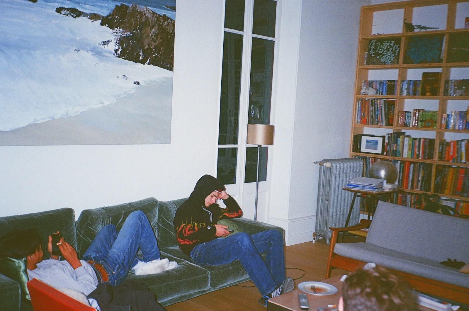 The ’90s Living Room Trend Designers Warn Is About to Tank Your Home’s Style