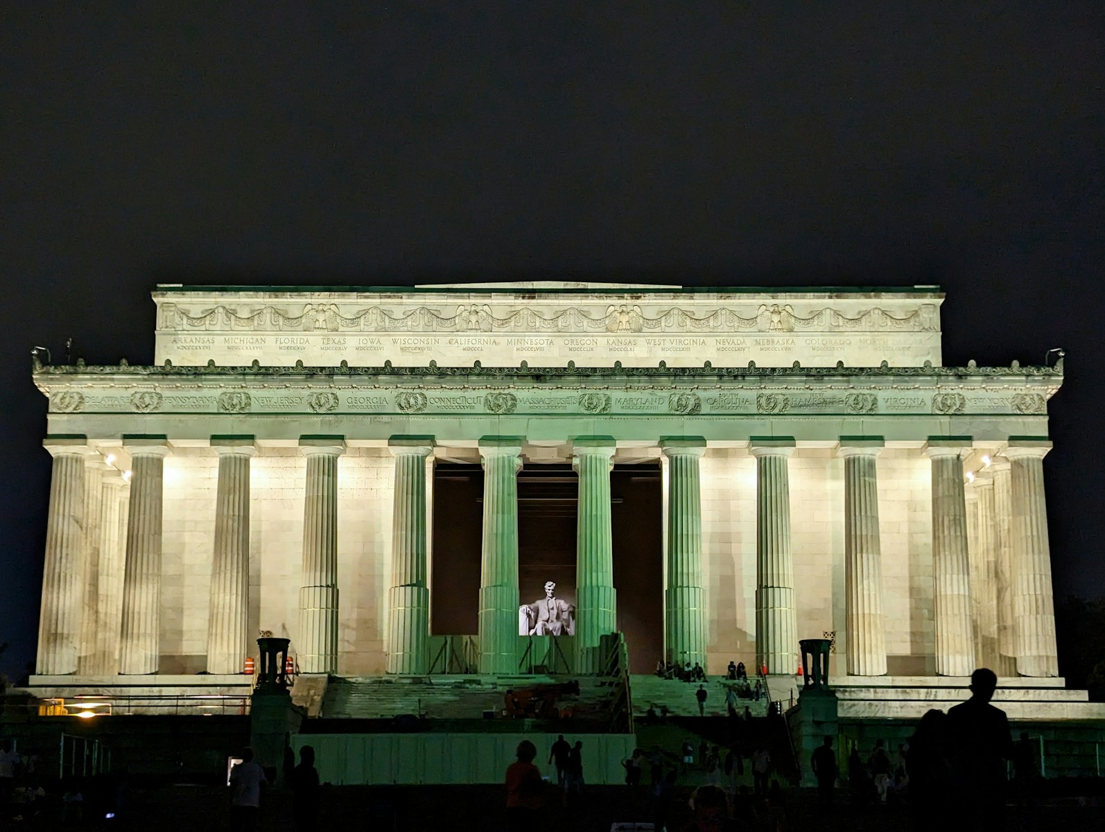 the lincoln memorial is lit up at night