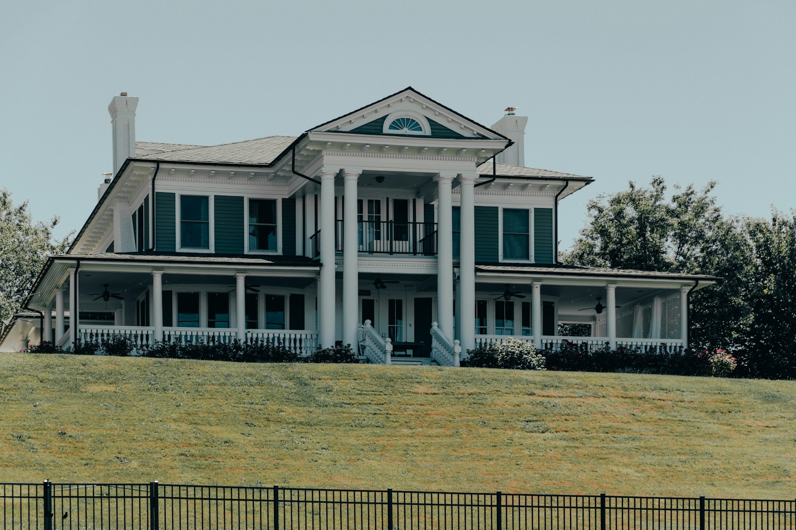 8 Celebrity Homes From the ’90s Inspiring Today’s Biggest Style Trends