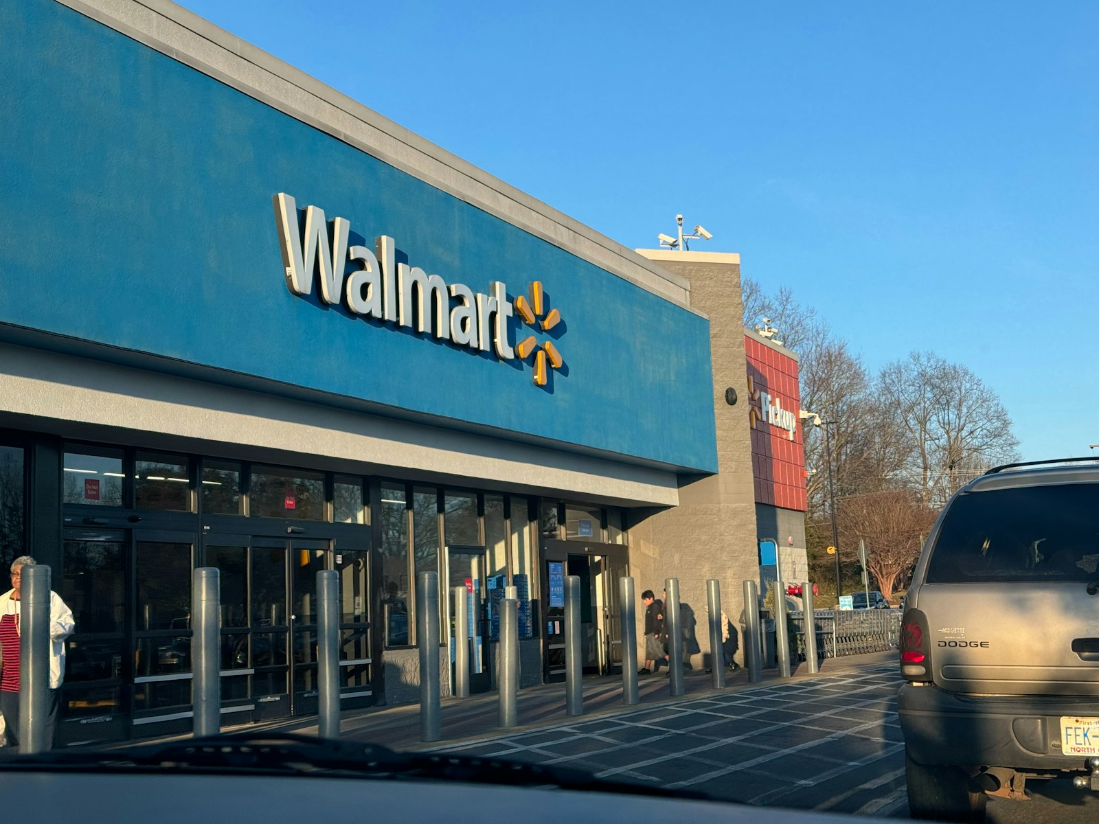 People Are Sharing The Most Chaotic Things They’ve Ever Seen At Walmart, And I’m Crying