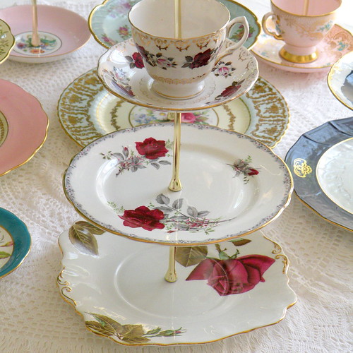 I listed my grandmother’s “ugly” floral dishes at a yard sale and buyers started competing for pieces I thought were worthless