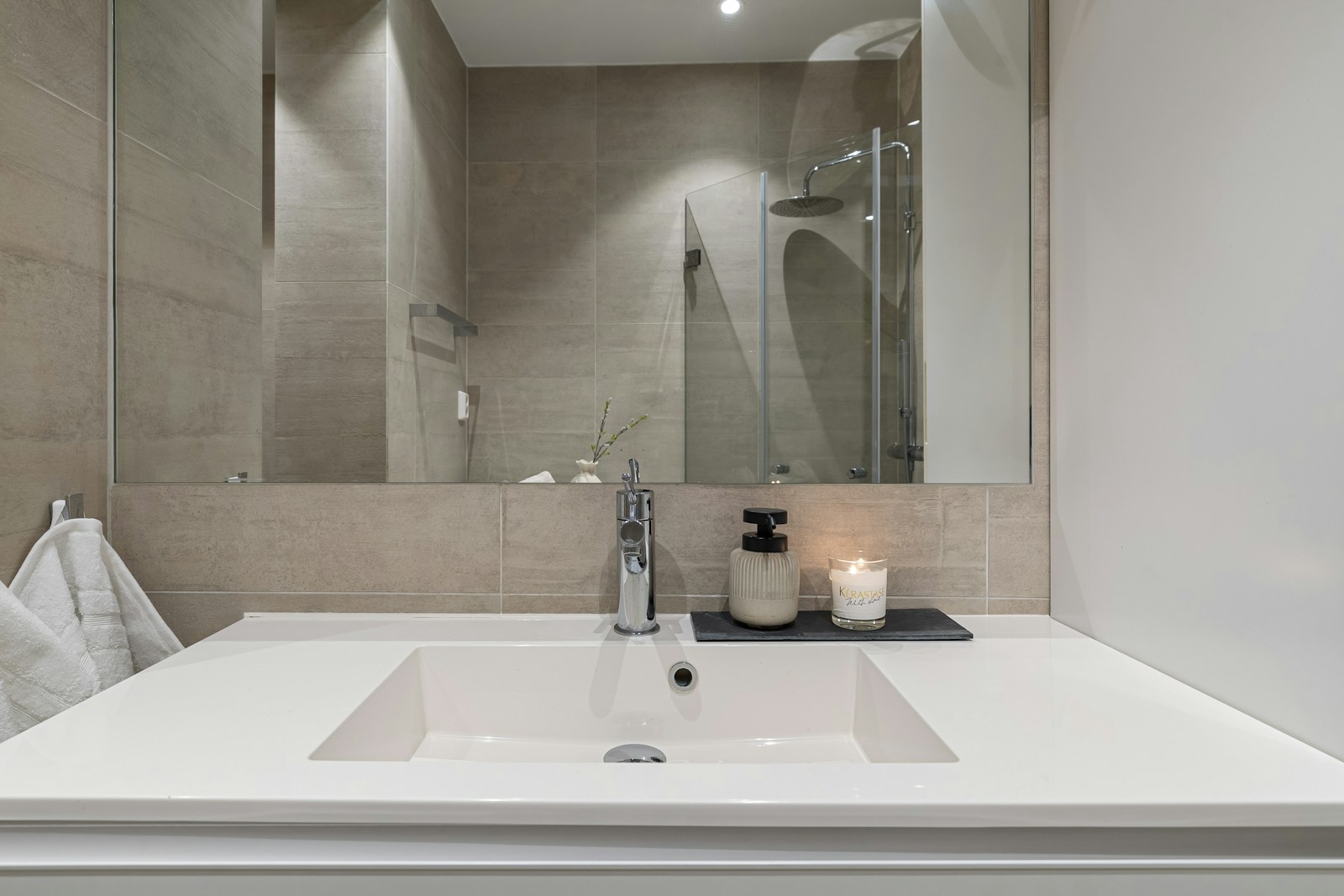 A bathroom with a sink and a mirror