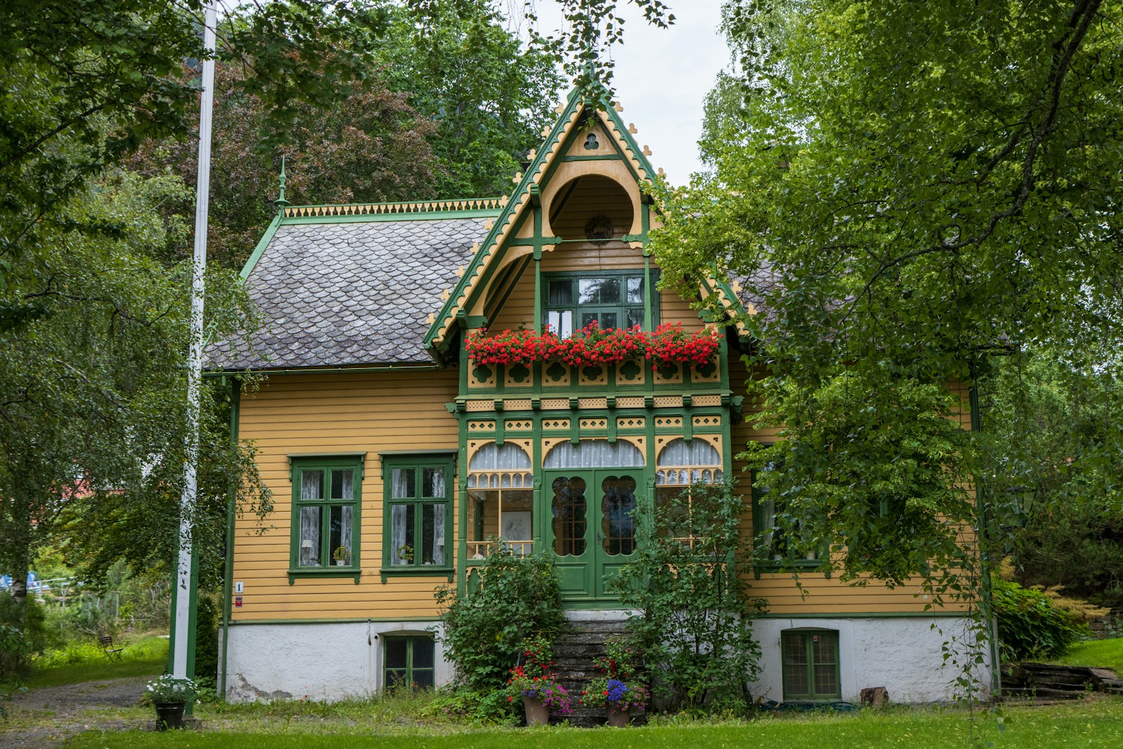 The HOA Sent Me a Formal Violation Notice Because My Holiday Decorations Were “Too Flashy for the Neighborhood Standard”