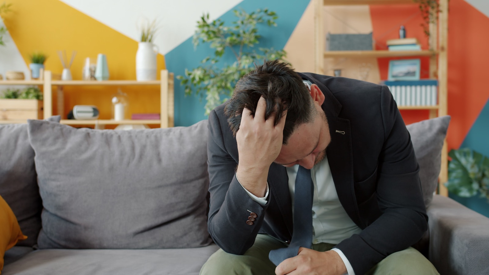 Adult Son Moves Back Home “Temporarily” After Losing His Job And Starts Complaining About The Rules, Telling His Parents “This House Needs New Management”