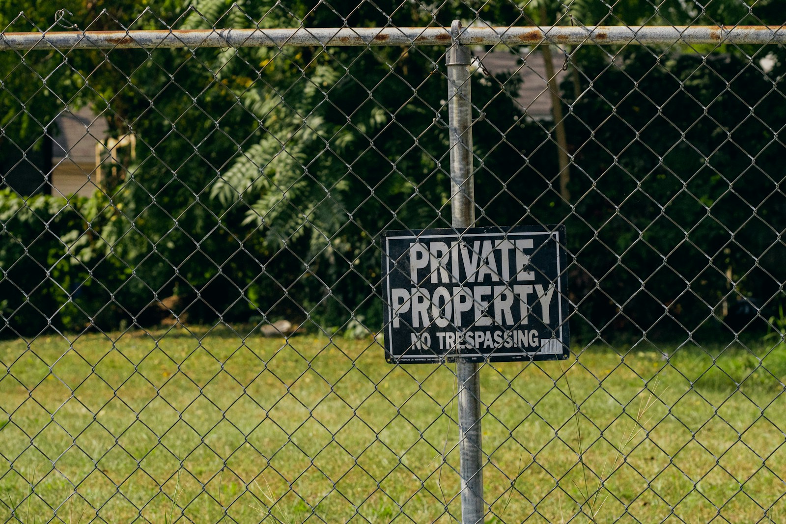 no smoking sign on gray metal fence