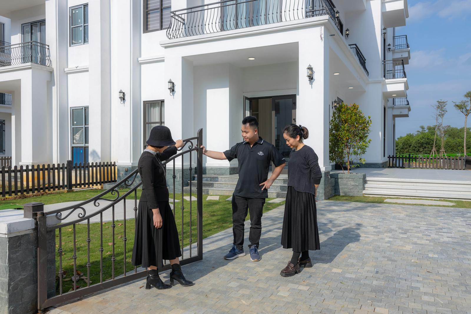 Homeowner Says the Gate Company Vanished Mid Job, and Now the Installer From the Shadows Swears He Can Still Fix Everything Before the Other 50 Percent Disappears