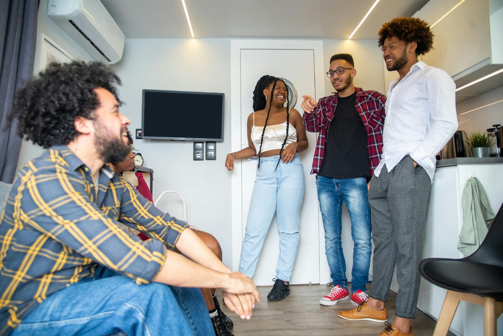 Tenant Says the Upstairs Neighbor Has No Furniture, a Constant Parade of Friends, and Explosive Hallway Fights That Start at 9 A.M. and Somehow Still End With Her Being the Problem