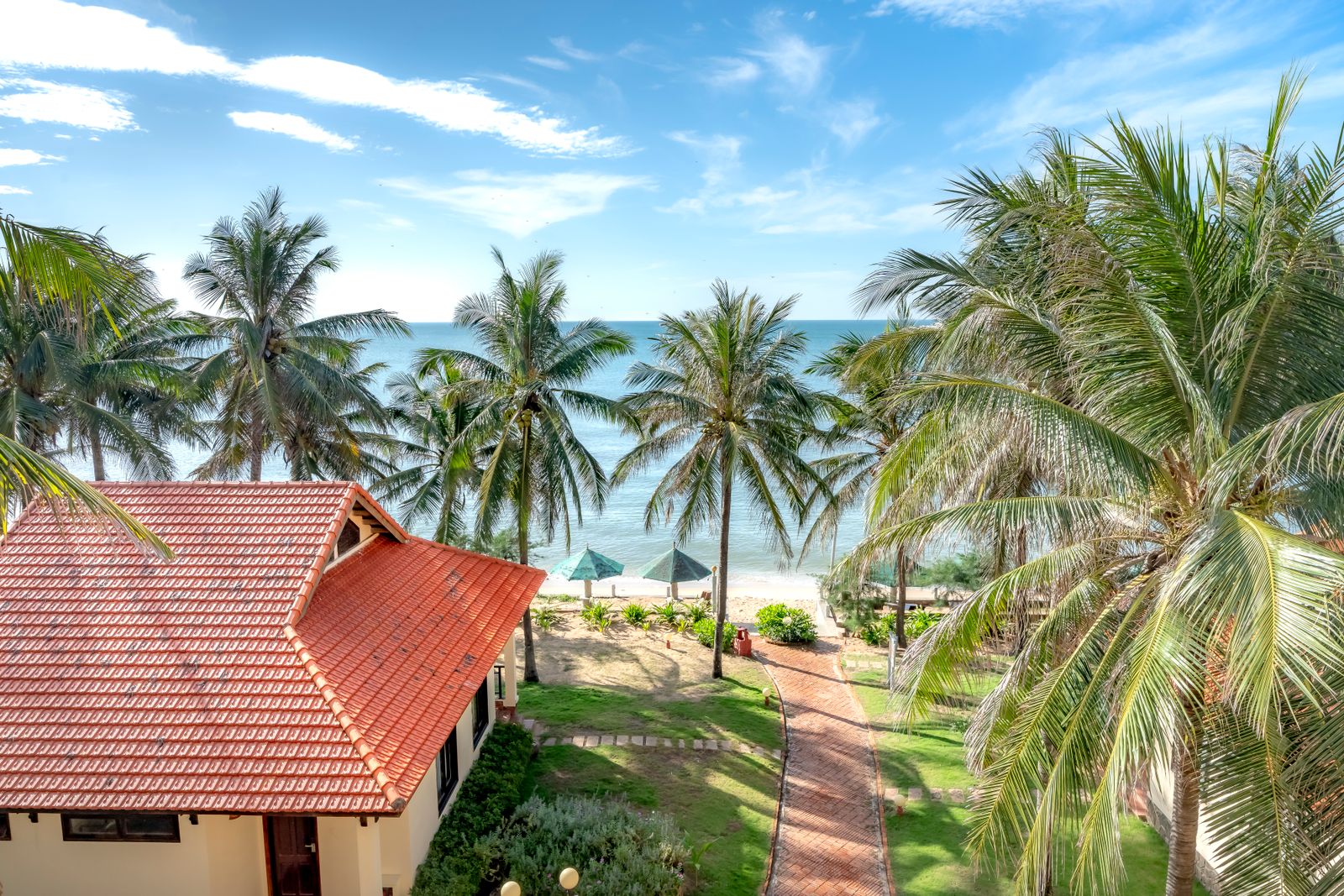 Couple Builds A Beach House In A Wealthy Neighborhood, Then Realizes Their Rich Neighbors Are “Entitled, Unhappy, Uncreative” Gossip Machines