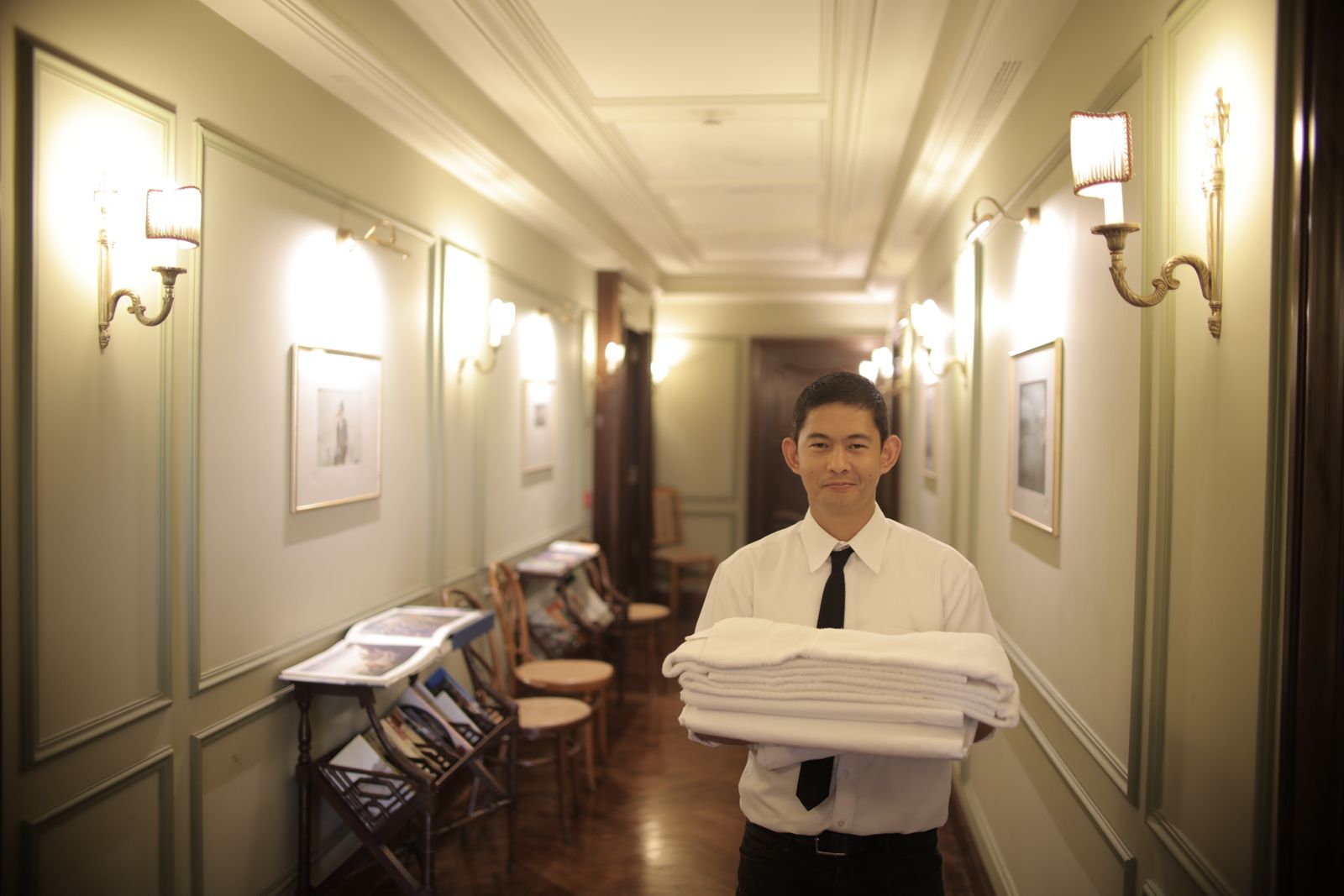 Hotel Worker Is Banned From Asking For Help, Moves 600-Pound Linen Carts Alone, Gets Hurt, And HR Suddenly Discovers Common Sense