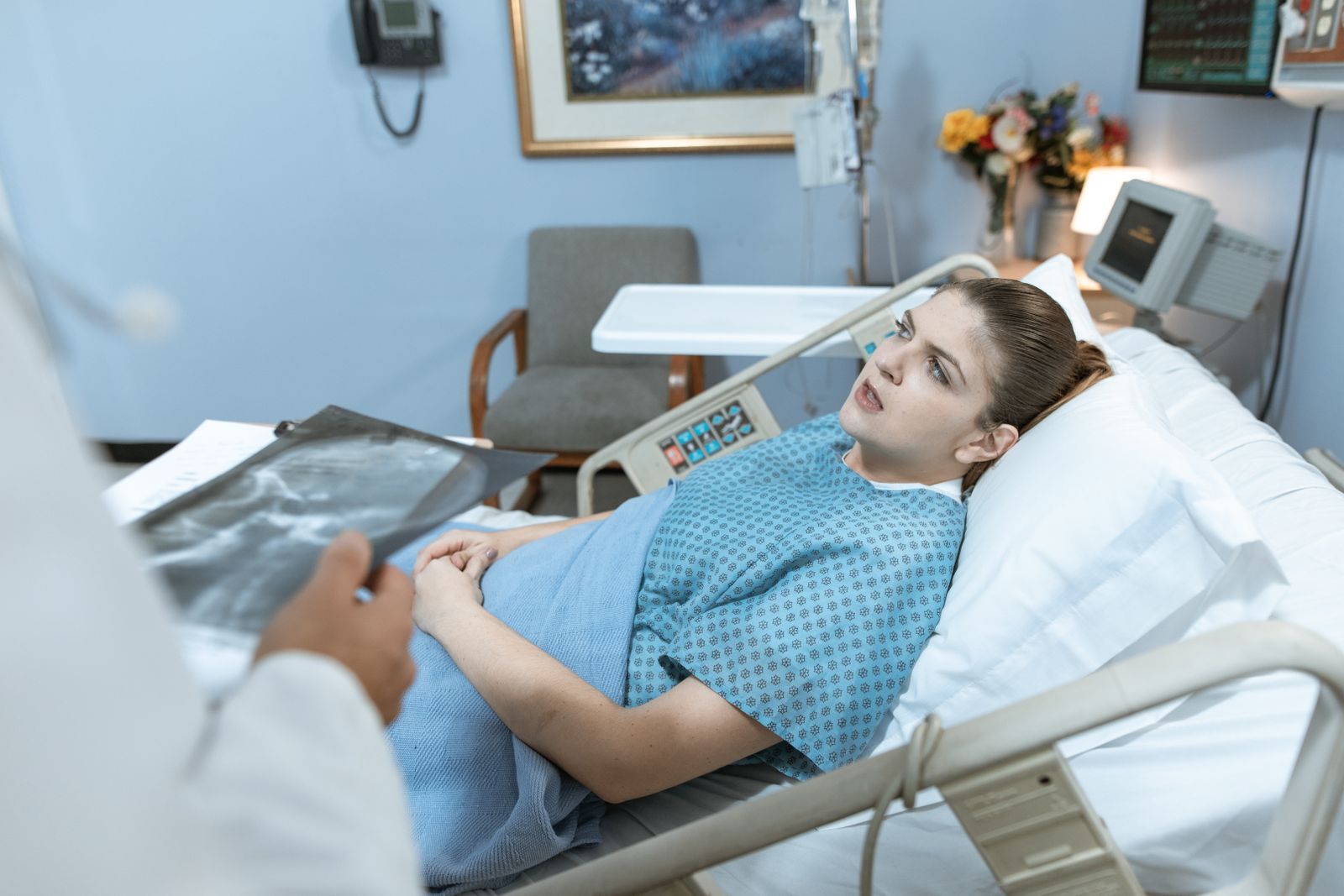 Tonsil Abscess Patient Gets Ketamine Without Warning, Cannot Move Or Speak, And Leaves Traumatized After Doctors Laugh Through The Procedure