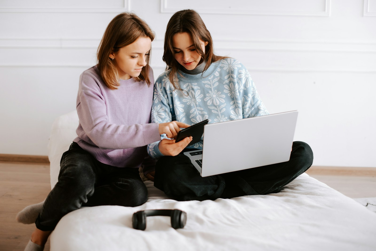 Woman Lets A Newly Single Acquaintance Stay For A Few Days, Then Gets Stuck Hosting Her For Two Weeks While She Saves Money For An International Trip