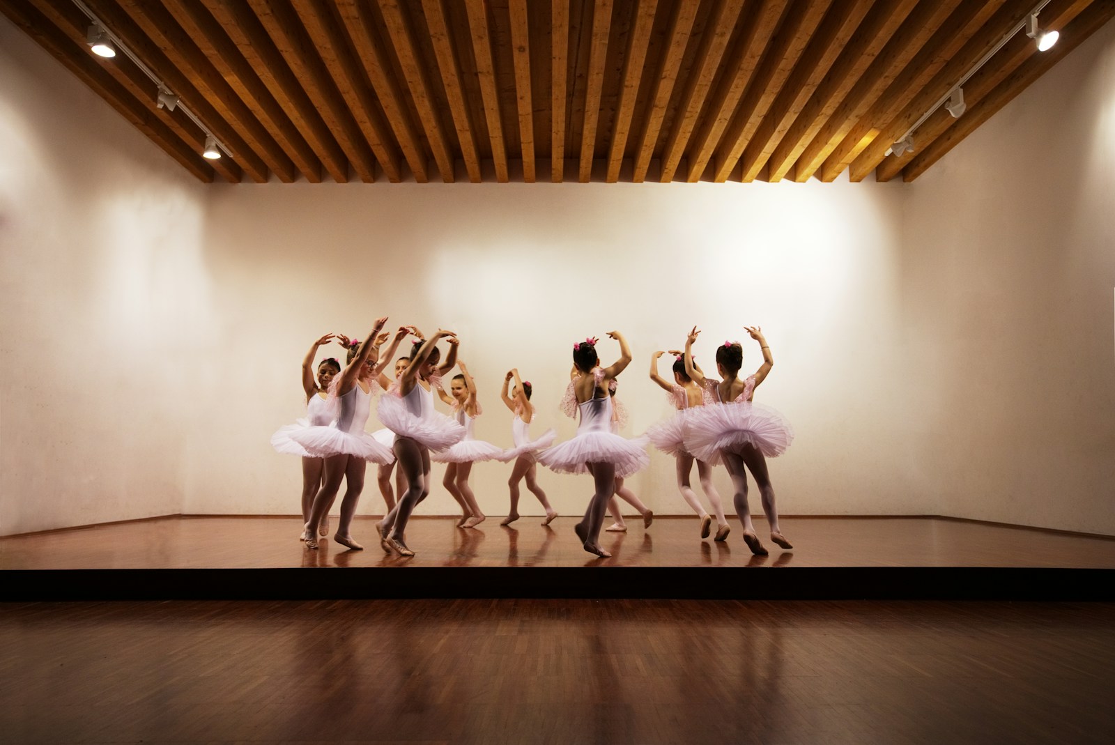 Dance Studio Collapses After Nationals Money Allegedly Vanishes, Leaving Parents With Receipts, Unpaid Staff, And Kids Heartbroken While The Owner Claims Victim Status