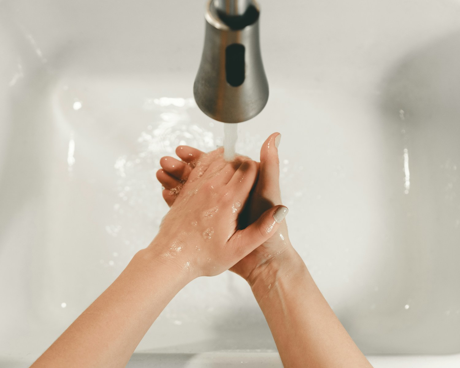 Apartment Tap Water Comes Out Completely Yellow, And The Massachusetts Tenant Has To Decide Whether To Wait, Call Someone, Or Panic First
