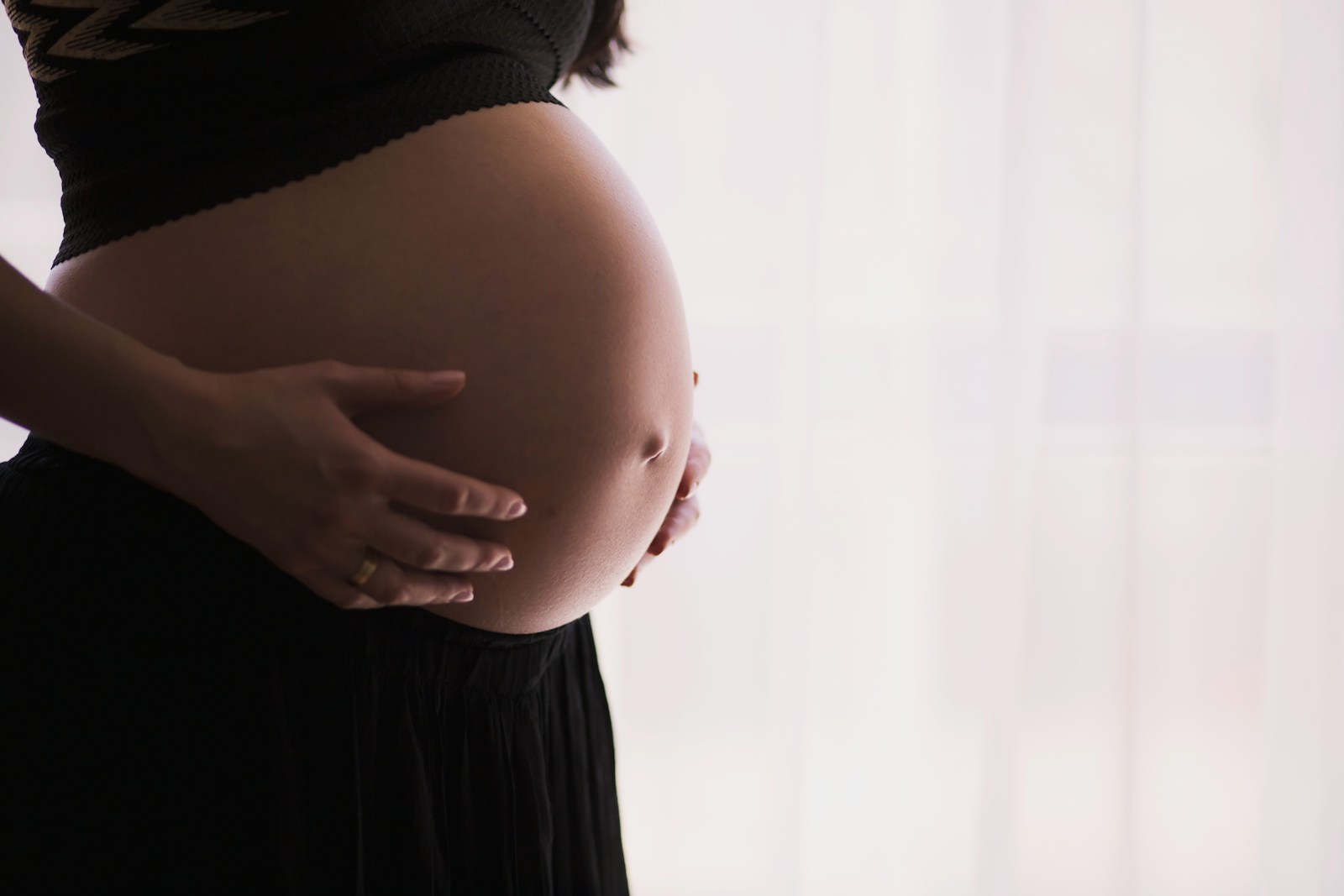 Pregnant Mom Can’t Visit Her Hospitalized Mother Without Childcare, Then Gets Hit With A Cruel Comment About Her Late Dad Instead