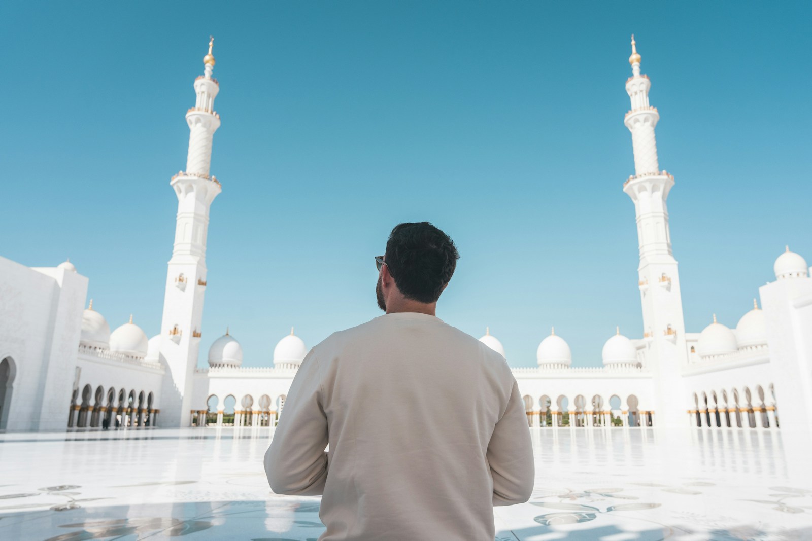 Man Gets Harassed At Masjid Al-Haram, Fights Back, And Security Uses CCTV To Confirm What Happened And Take Him Seriously