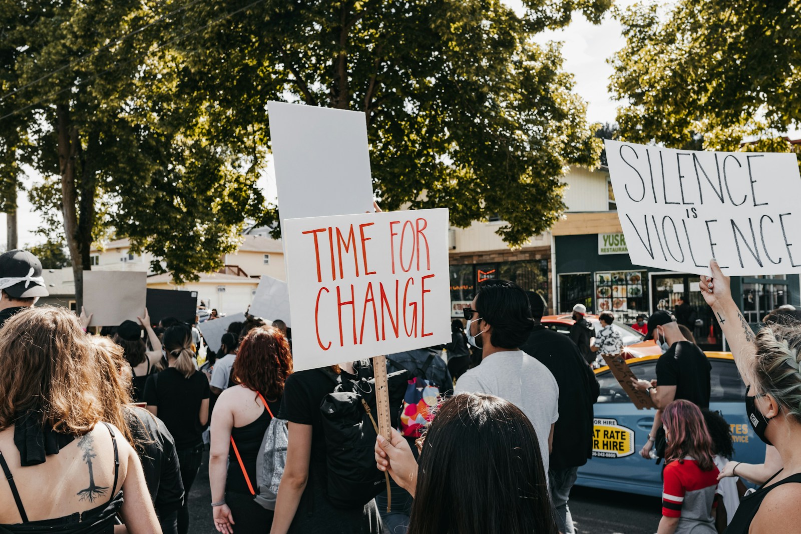 Protest Attendee Gets Filmed By Far-Right Streamers, Then Thousands Of Comments Turn One Public Interaction Into A Safety Nightmare
