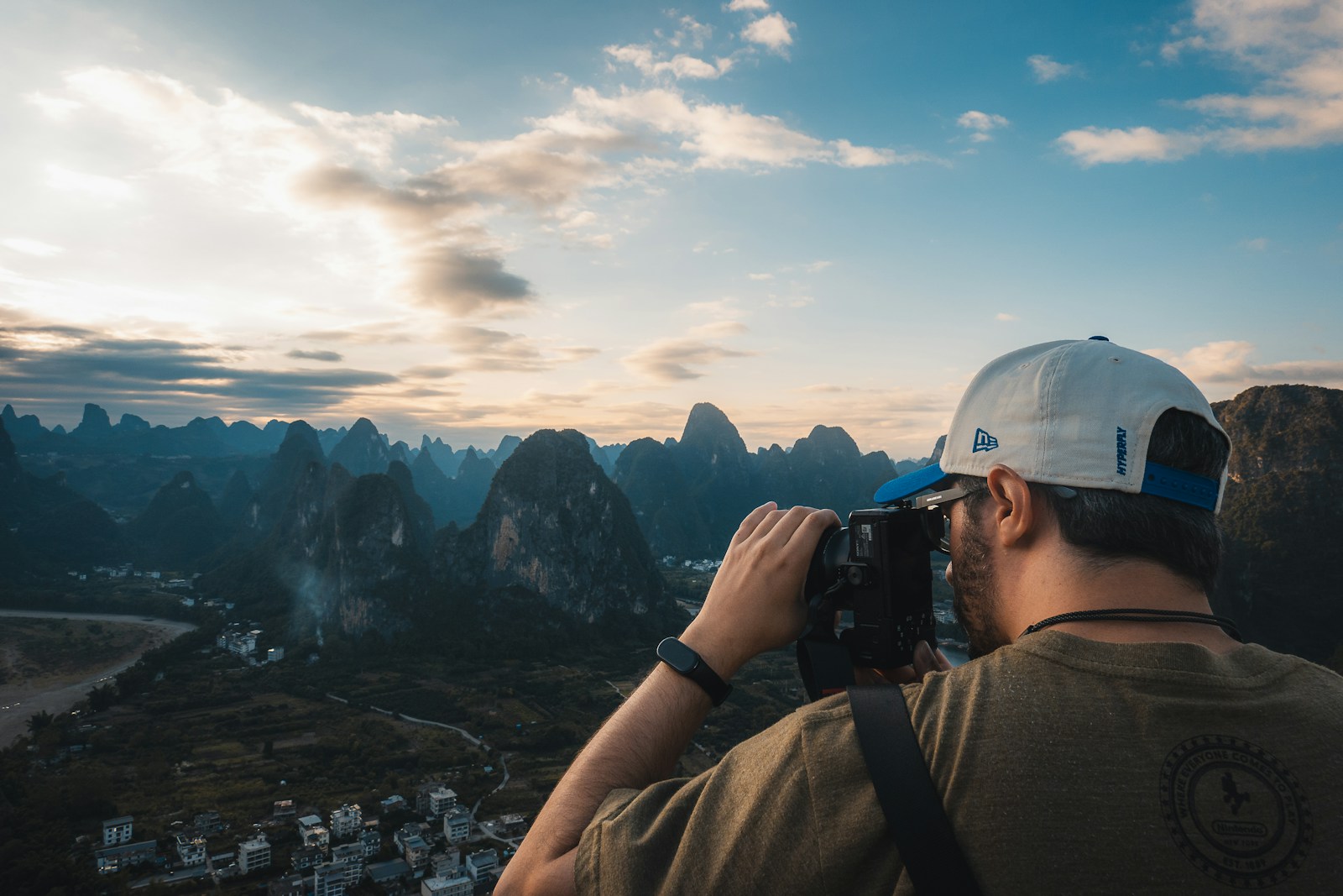 American Tourist Leans On A China Window Like It Opens Back Home, Then One Tiny Crack Almost Turns A Family Trip Into A Nightmare