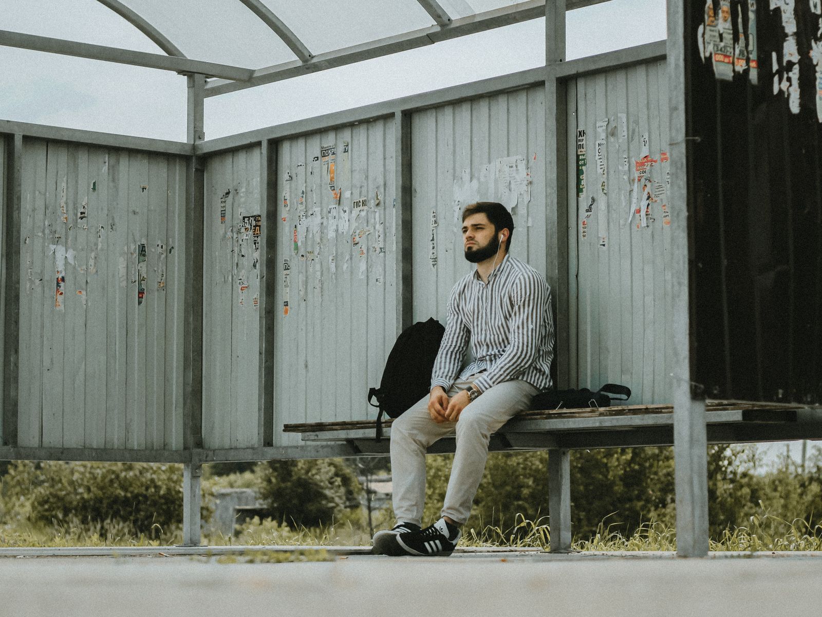 Man Considers Marrying His Girlfriend Until He Realizes Her Parents Drove Three Hours Every Weekend, Moved Into Her Town, Joined Her Business, and Still Require Constant Contact—While She Refuses Any Future That Takes Her Away From Mom