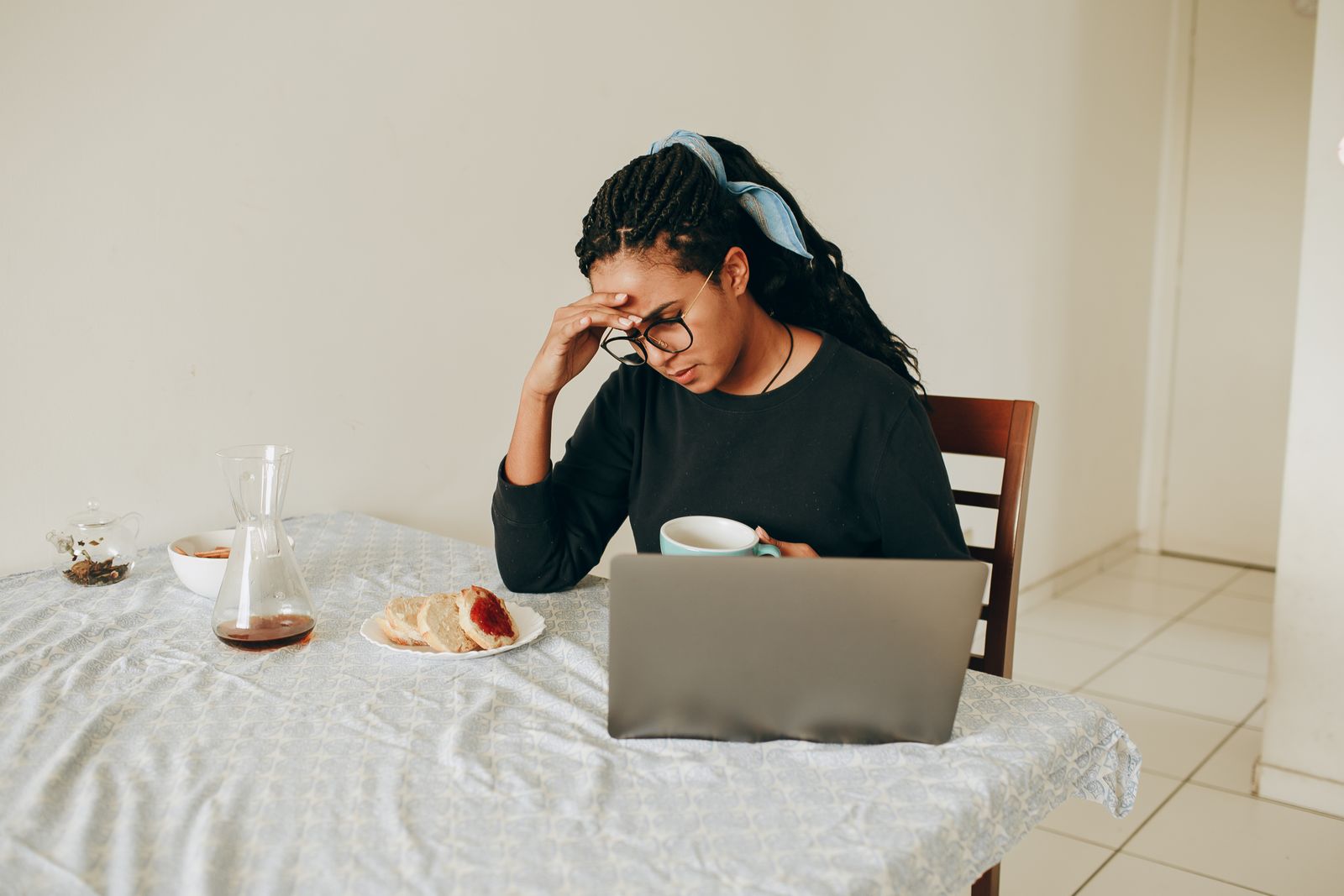 Golden-Child Brother Gets an Apartment From Their Parents, Visits His Sister Only When It Benefits His Travel Plans, Then Screams That Christmas “Always Revolves Around Her” Because the Family Accommodates Her Sick Baby—So She Considers Staying in Belgium