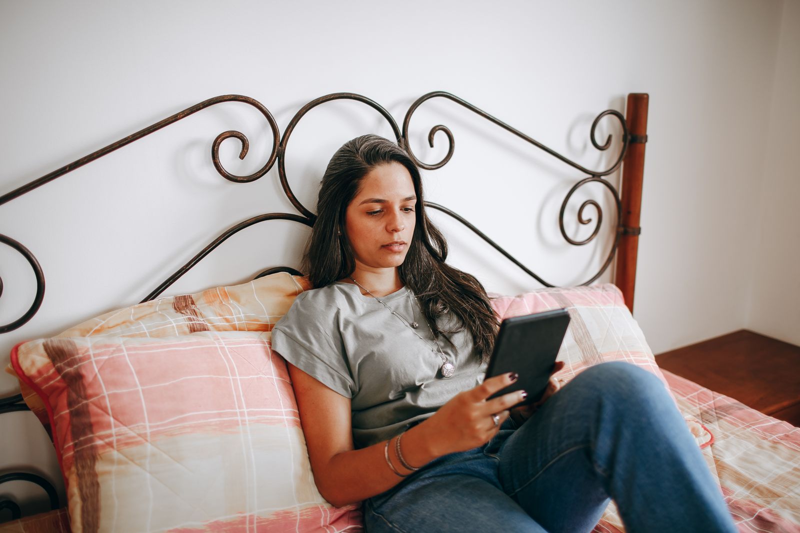 Wife Offers a 90-Day Exit From a Financially Trapped Marriage After Her Husband Cycles From Screaming and Begging to Cold Rejection and Mocking Faces Behind Her Back—Realizing His Sudden “Caring Husband” Act Vanishes Every Time She Lowers Her Guard