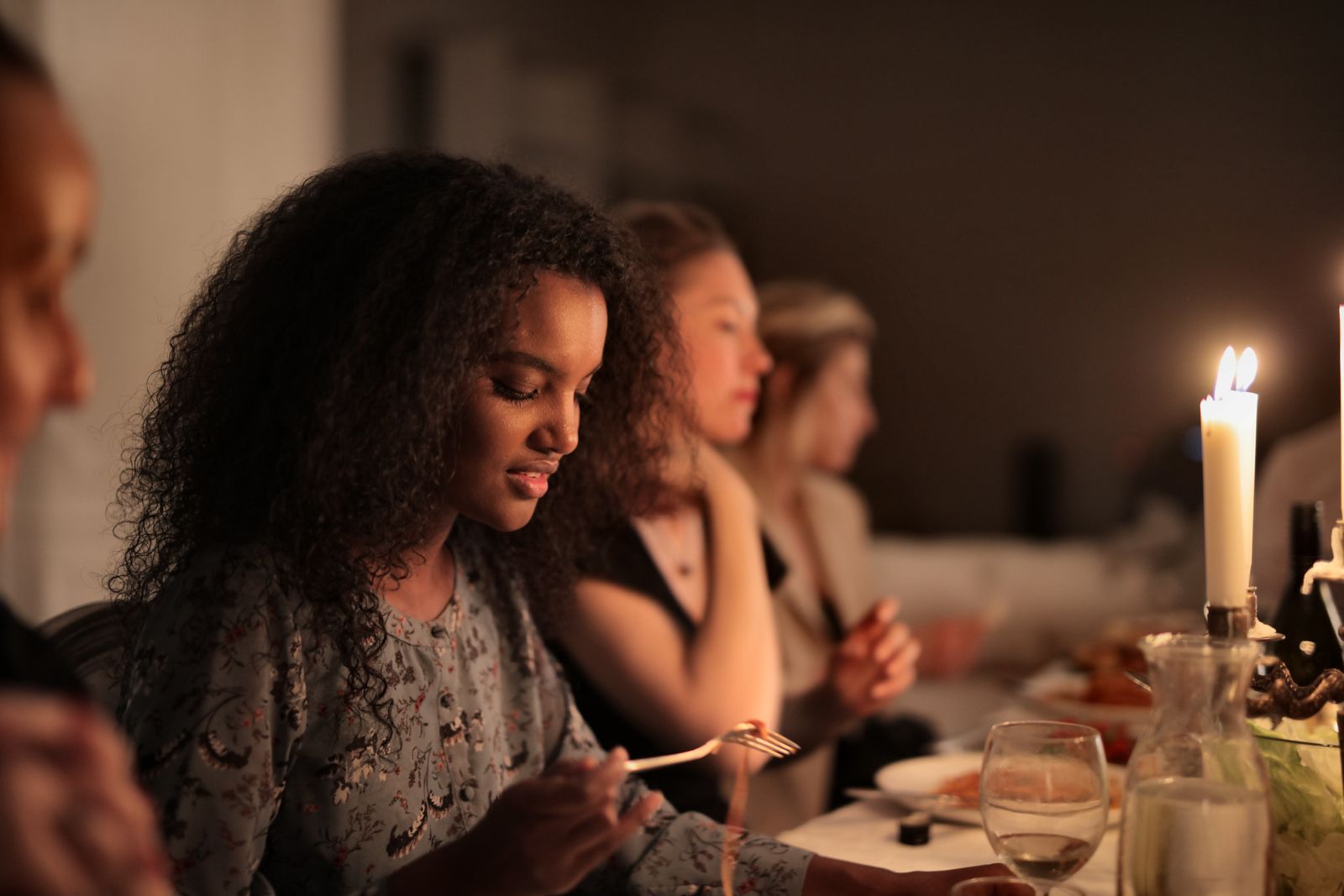 Muslim Host Secretly Cooks Her Strict Friend’s Meal in a Pan Her Roommates Use for Pork, Then Lies When Directly Asked—So an Atheist Guest Reveals the Truth and Gets Blamed for Ruining Dinner