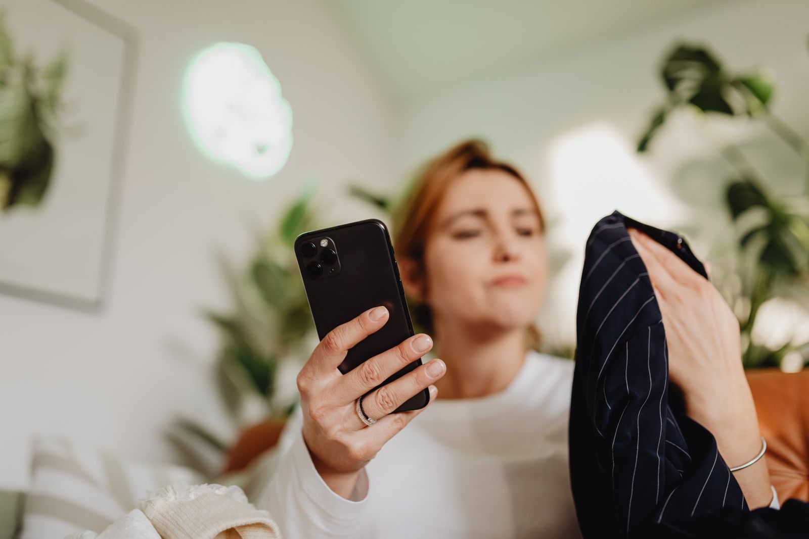 Woman Cuts Off Her Toxic Mother, Then Friends and Even Her Supportive Father Expect Grandma to Keep Receiving Photos and Access to the Children—Despite Mom Saying She Does Not Want Her Daughter, Only the Grandkids