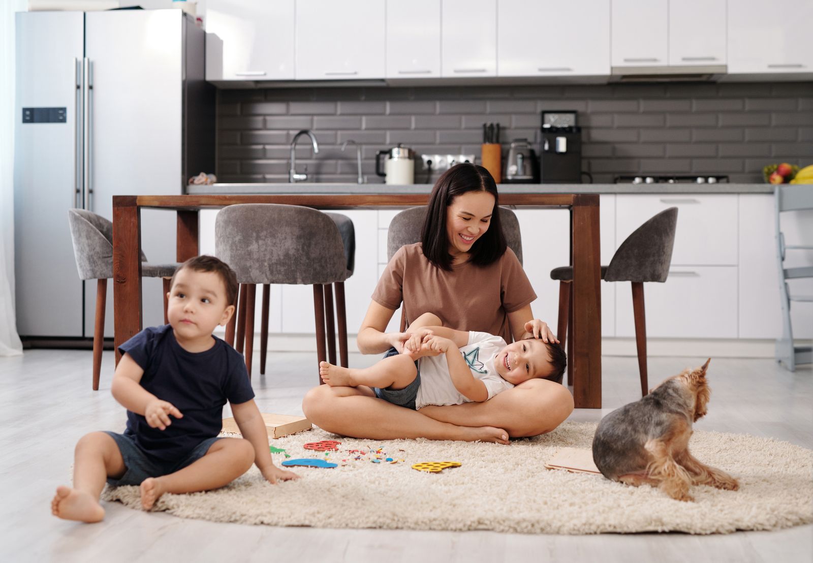 Mother Plans a Tiny Christmas-in-July Morning With Her Two Toddlers, Then Her Mother-in-Law Appears Uninvited With a Kohl’s Bag Full of Wrapped Gifts and Hijacks the Celebration—Sending Mom to the Bathroom in Tears