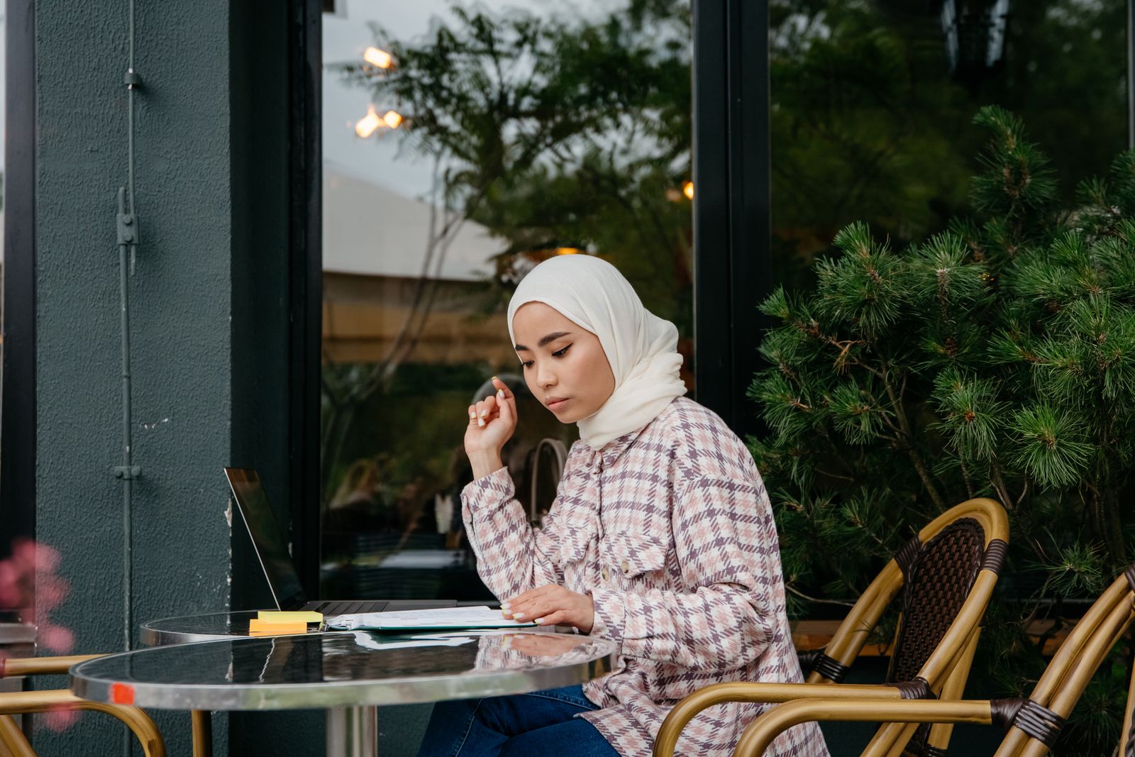 Isolated Woman in a Strict Arab Family Endures Name-Calling, Comparisons, Torn Underwear, and Constant Criticism While Her Brother Goes Out Freely—Leaving Her Too Anxious to Speak, Wear Makeup, or Believe She Can Ever Build a Peaceful Life