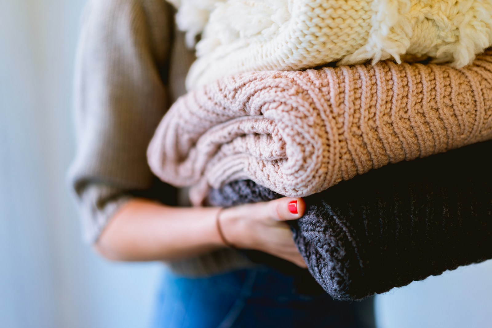 Housemate Gives Laundry Owners 30 Minutes After a Group-Chat Warning Before Removing Their Clothes—Then Refuses One Roommate’s Demand for All-Day Protection Because He Forgets Every Load and Mutes the Notifications