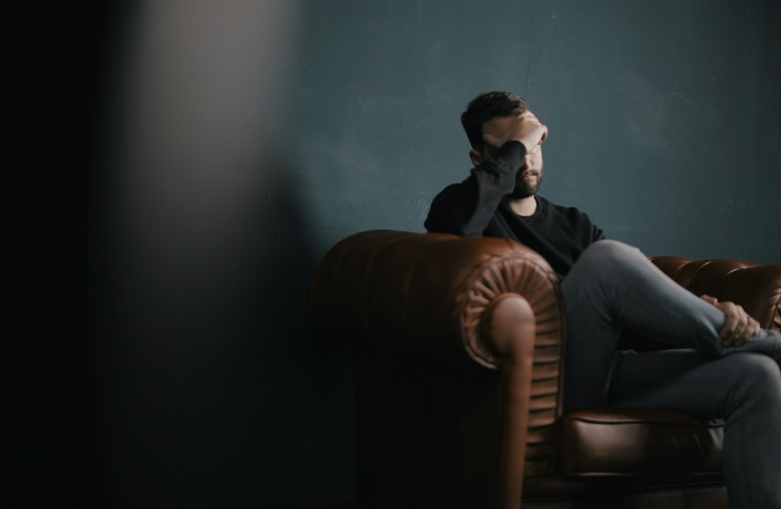 Wealthy Parents Ignore Their Son’s Suspected Brain-Tumor Return and Years Without Air Conditioning While Fully Supporting His Adult Sister, Then Demand Astronomical Gratitude for Garden Scraps and Tiny Portions of Free Olive Oil