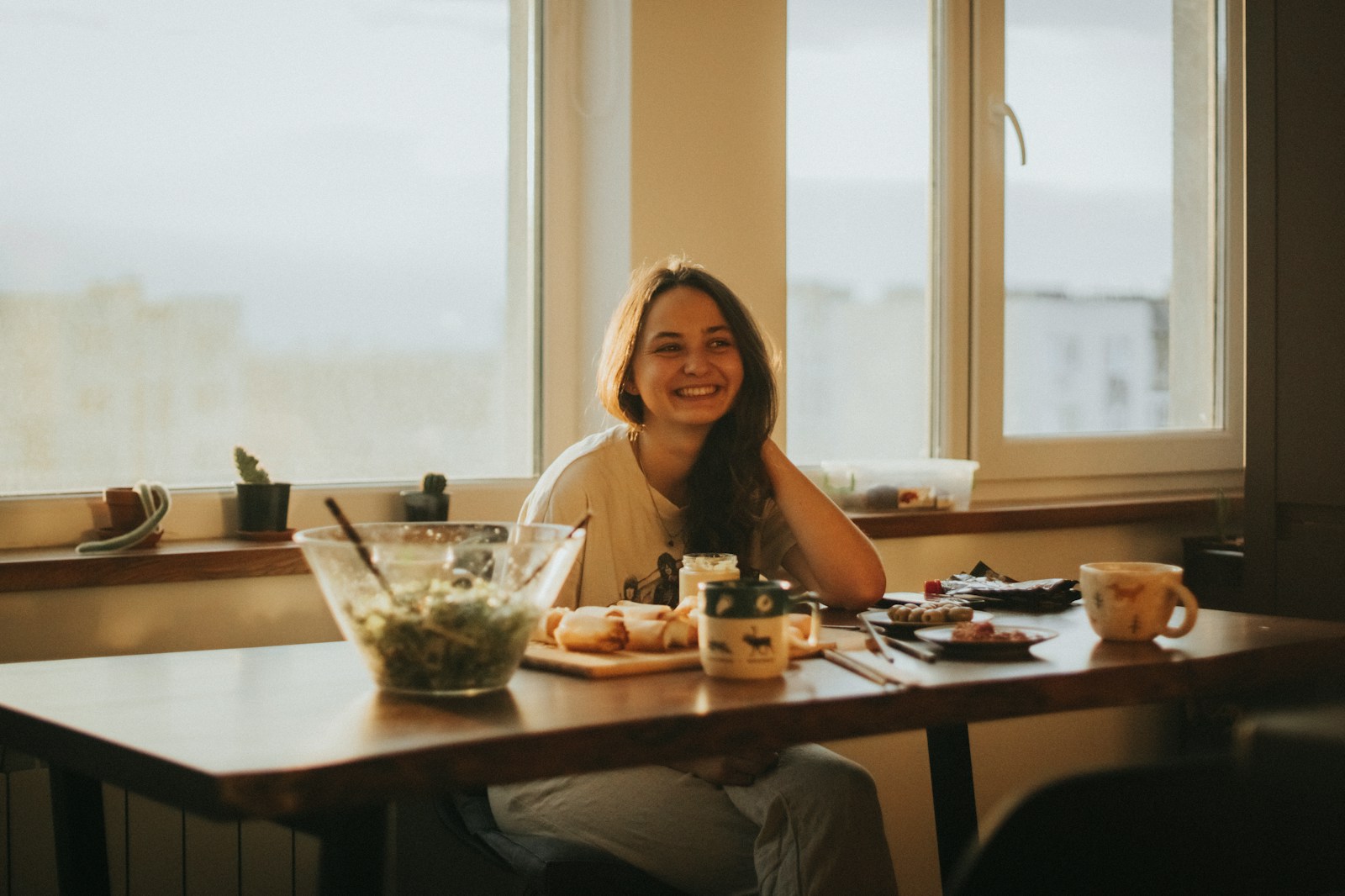 Roommate Happily Eats Shared Groceries Until Her Housemate Finishes the Last Portion, Then Suddenly Claims She “Had Plans” for Everything From Months-Old Snacks to Cherry Tomatoes—So the Person Paying More Decides Communal Food Is Over
