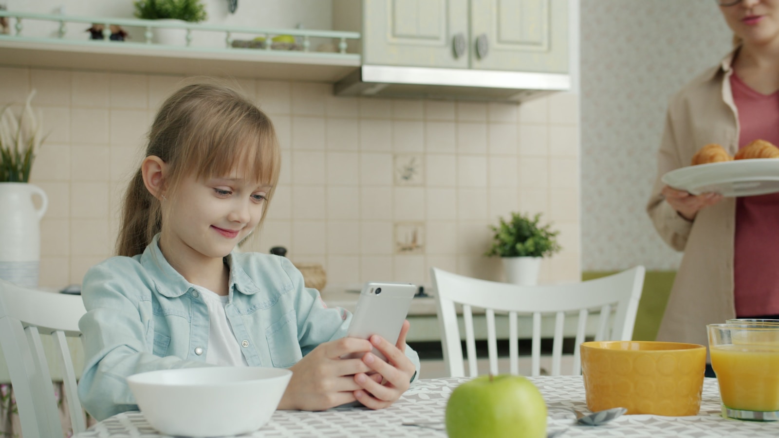 Parents Turn Their Youngest Daughter Into a Brat by Never Saying No, So Her Older Sister Overcorrects by Refusing Every Request—Even Making the Child Go Thirsty Rather Than Buy Her a Bottle of Water