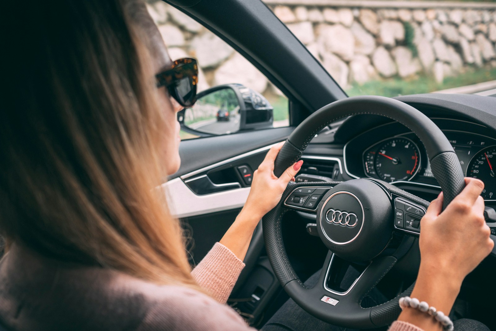 Woman Gives Her Friend Free Rides Because She Lives Two Minutes Away, Then Endures Constant Route Criticism and “You Better Make That Green Light”—So She Ends the Chauffeur Service and Gets Called an Asshole