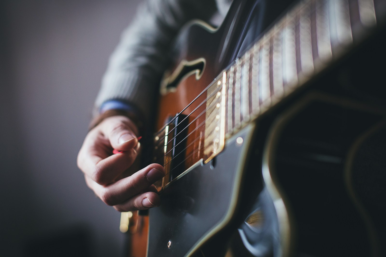 Man Restores and Donates a Guitar His Friend Gave Him During a Move, Then the Friend’s 40-Year-Old Brother and Parents Demand the “Sentimental” Instrument Back After Leaving It Abandoned and Broken for Four Years