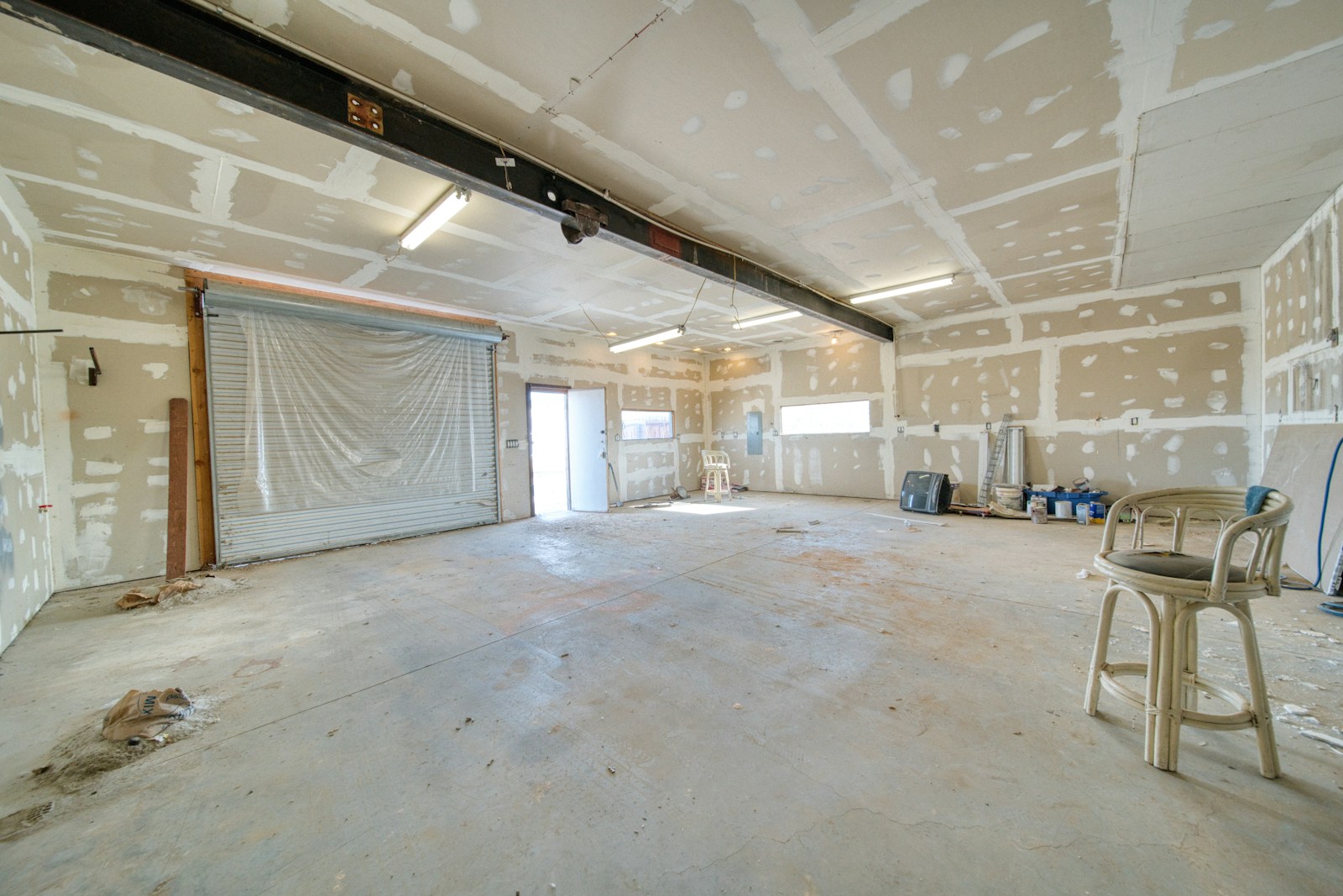 A large room with a lot of white paint on the walls